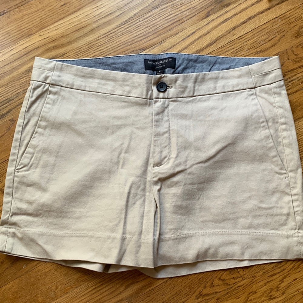 3/$30 Banana Republic Hampton Fit khaki shorts 6